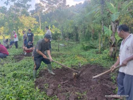 Gotong  Royong  Di Tempat  pengelolaan  Sampah  Terpadu  ( TPST)  Desa  Banyuseri